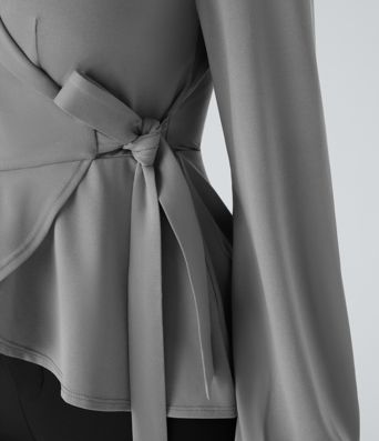 Arbeitsbluse mit Schalkragen, seitlicher Masche und Rüschensaum