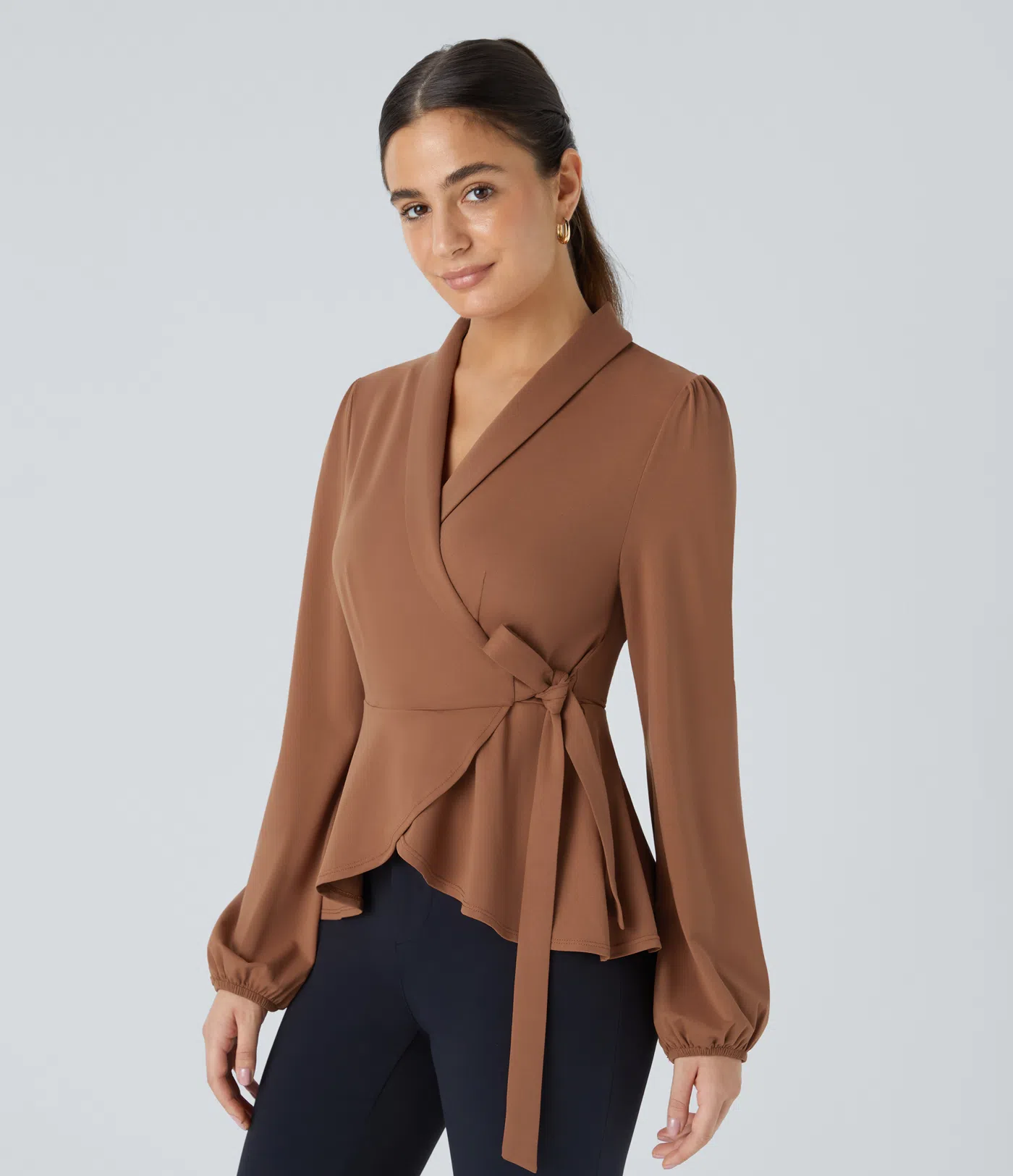 Arbeitsbluse mit Schalkragen, seitlicher Masche und Rüschensaum