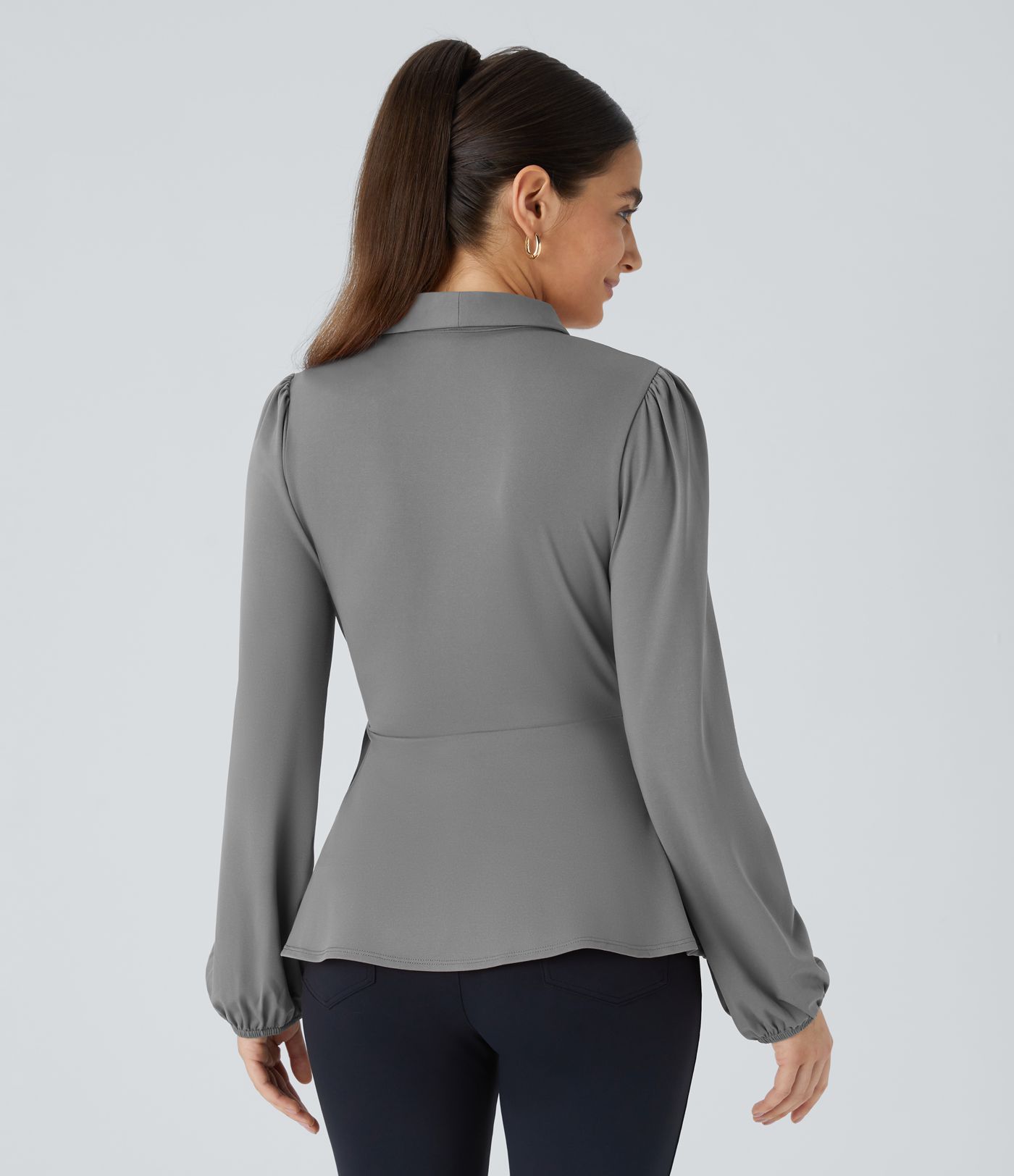 Arbeitsbluse mit Schalkragen, seitlicher Masche und Rüschensaum