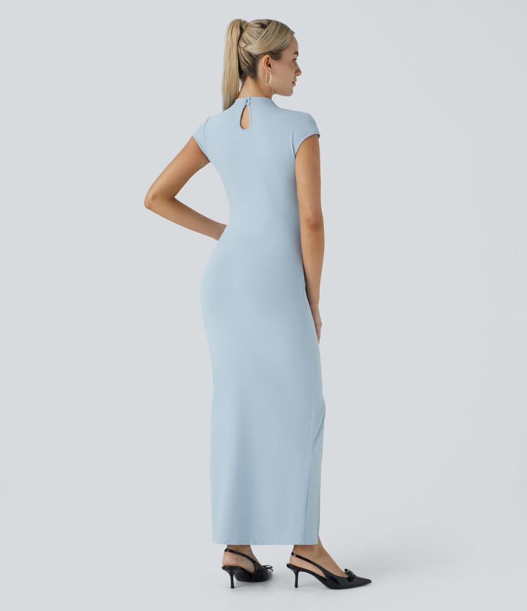 Robe longue et ajustée avec col montant et manches froncées au dos.