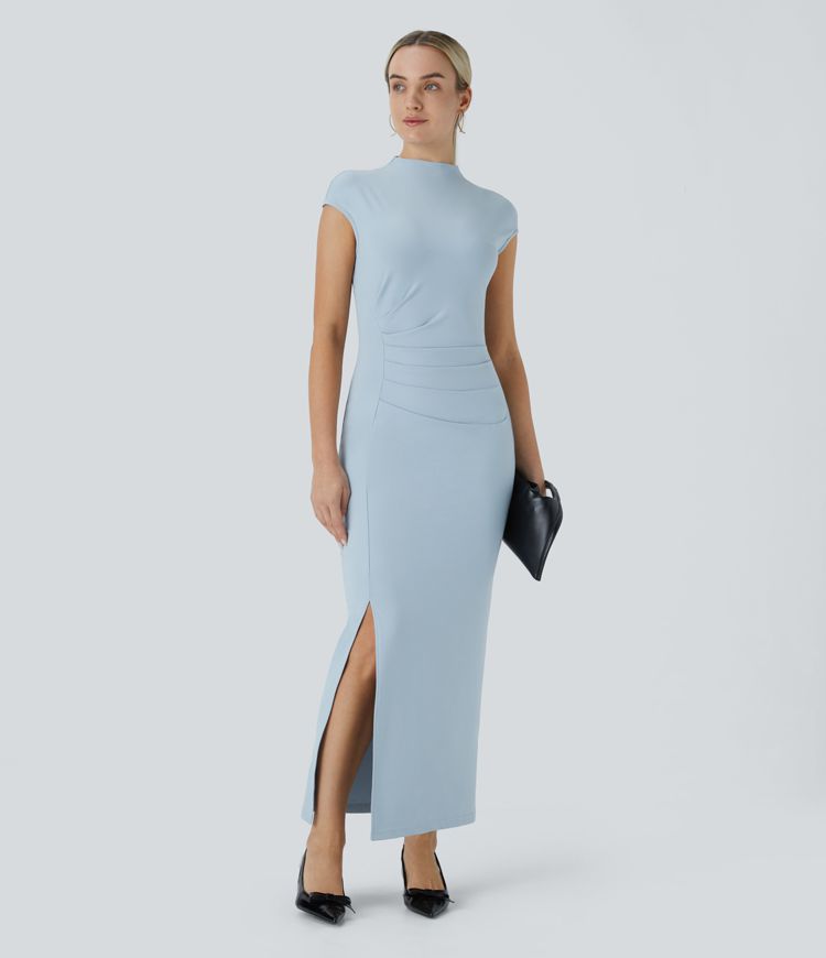 Robe longue et ajustée avec col montant et manches froncées au dos.