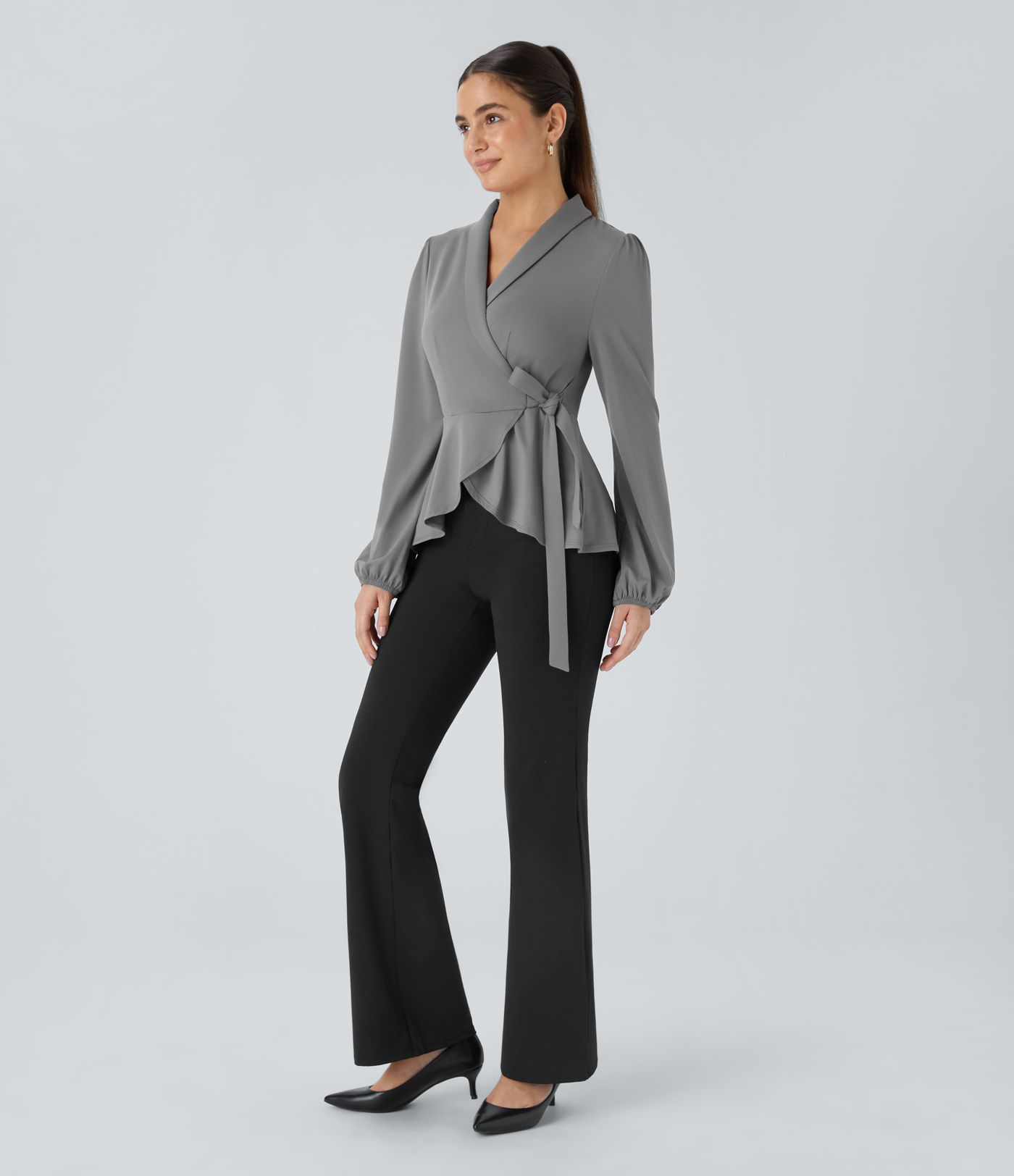 Arbeitsbluse mit Schalkragen, seitlicher Masche und Rüschensaum