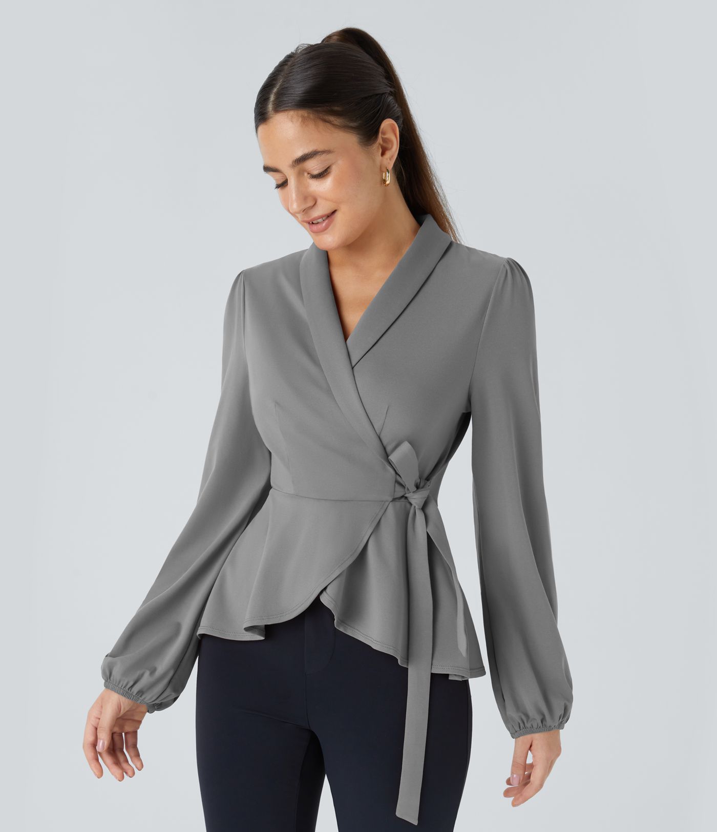 Arbeitsbluse mit Schalkragen, seitlicher Masche und Rüschensaum