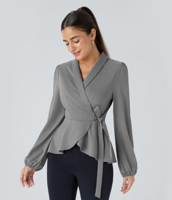 Arbeitsbluse mit Schalkragen, seitlicher Masche und Rüschensaum