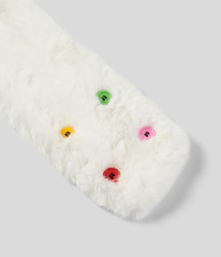 Bufanda con botones decorativos