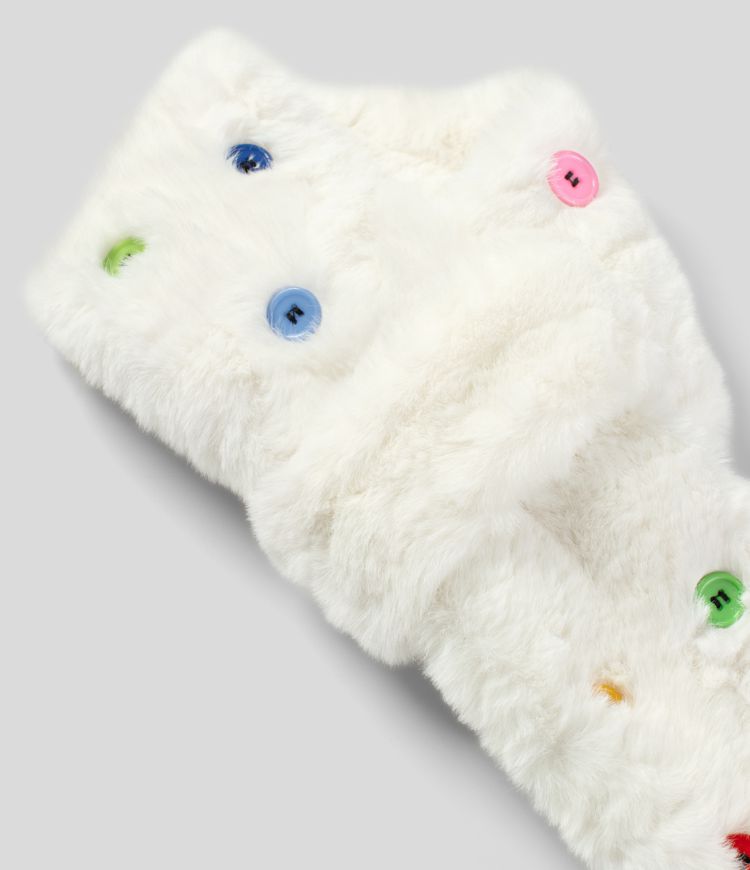 Bufanda con botones decorativos