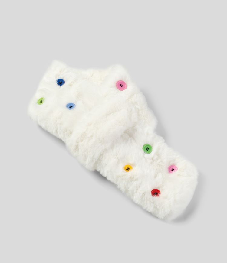 Bufanda con botones decorativos