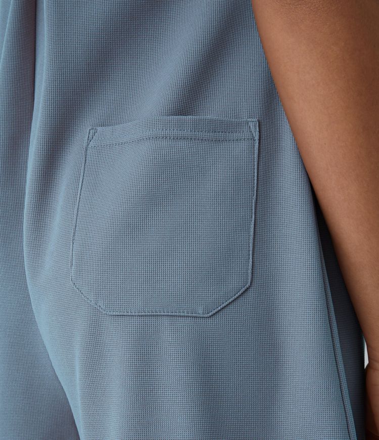 Kurze Latzhose mit mehreren Taschen, verstellbaren Trägern, Knöpfen und Waffelstruktur