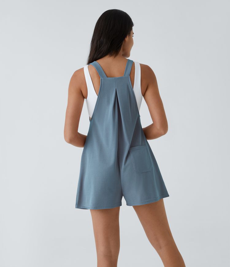 Kurze Latzhose mit mehreren Taschen, verstellbaren Trägern, Knöpfen und Waffelstruktur