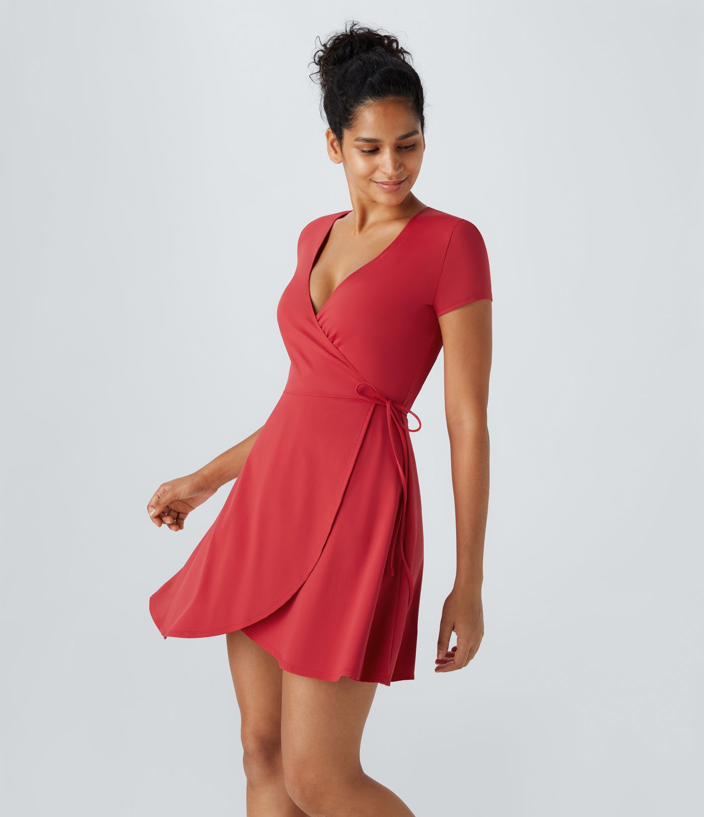 Lässiges Minikleid mit V-Ausschnitt und seitlicher Schnürung