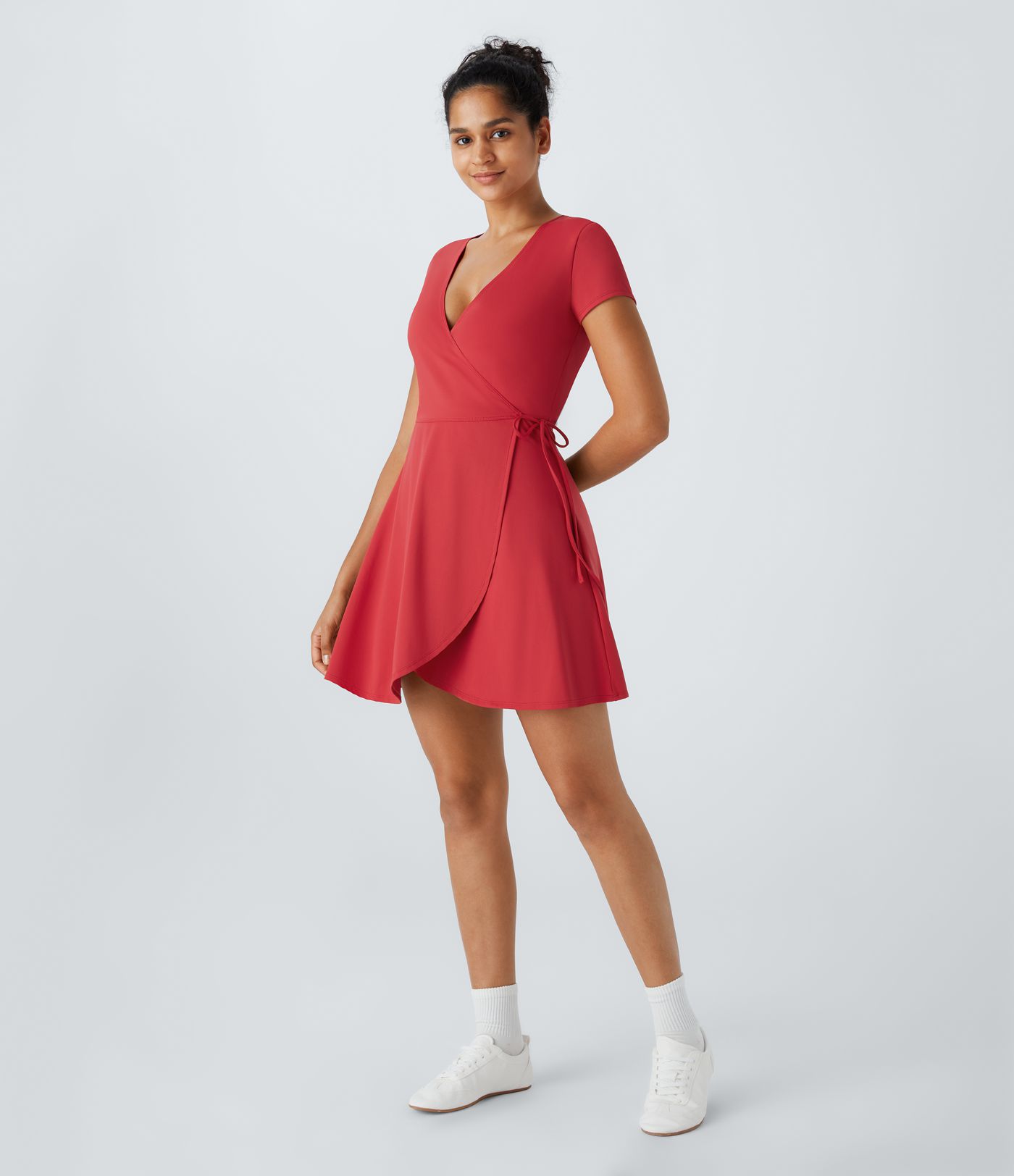 Lässiges Minikleid mit V-Ausschnitt und seitlicher Schnürung