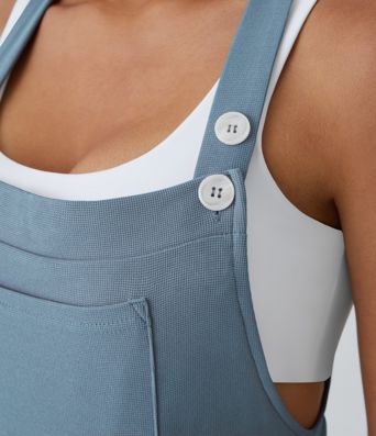 Kurze Latzhose mit mehreren Taschen, verstellbaren Trägern, Knöpfen und Waffelstruktur