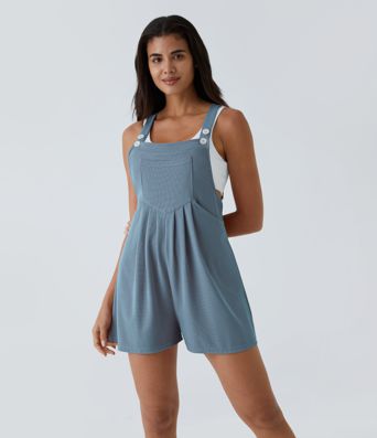 Kurze Latzhose mit mehreren Taschen, verstellbaren Trägern, Knöpfen und Waffelstruktur