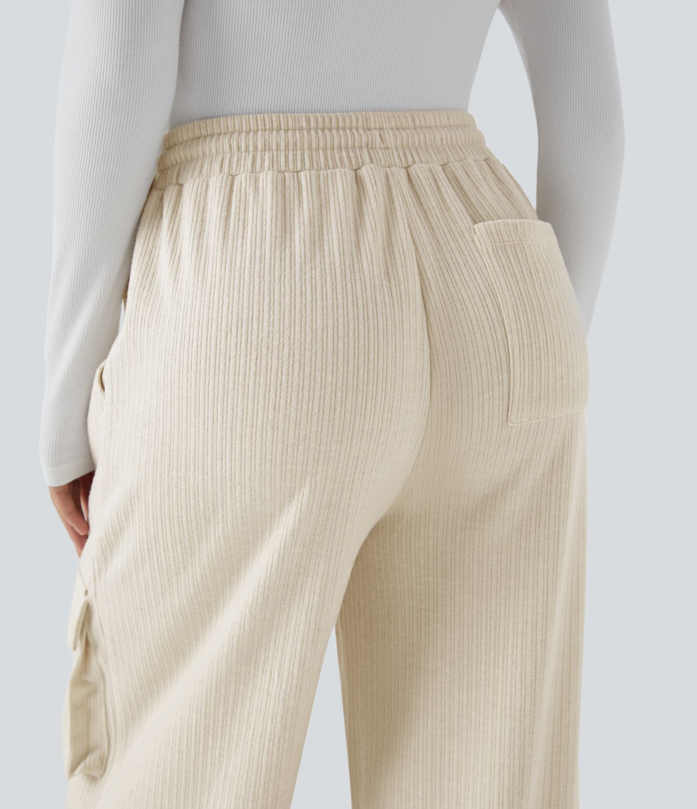 Gerippte Cargo-Hose mit mittlerer Bundhöhe, Kordelzug und seitlichen Taschen, weites Bein, lässiger Schnitt