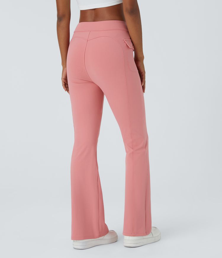 Pantalón cargo acampanado bolsillo solapa lateral botón tiro alto