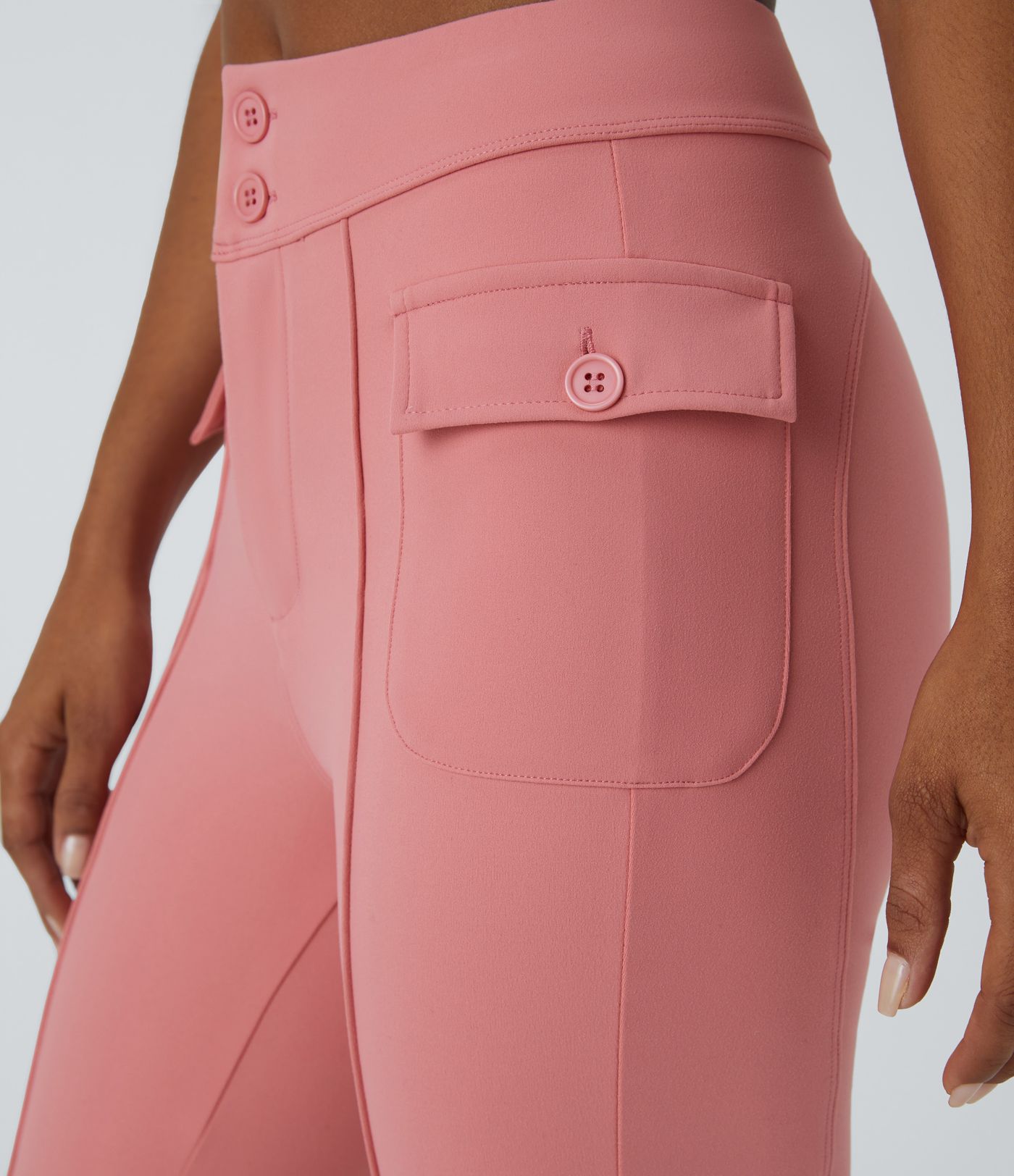 Pantalón cargo acampanado bolsillo solapa lateral botón tiro alto