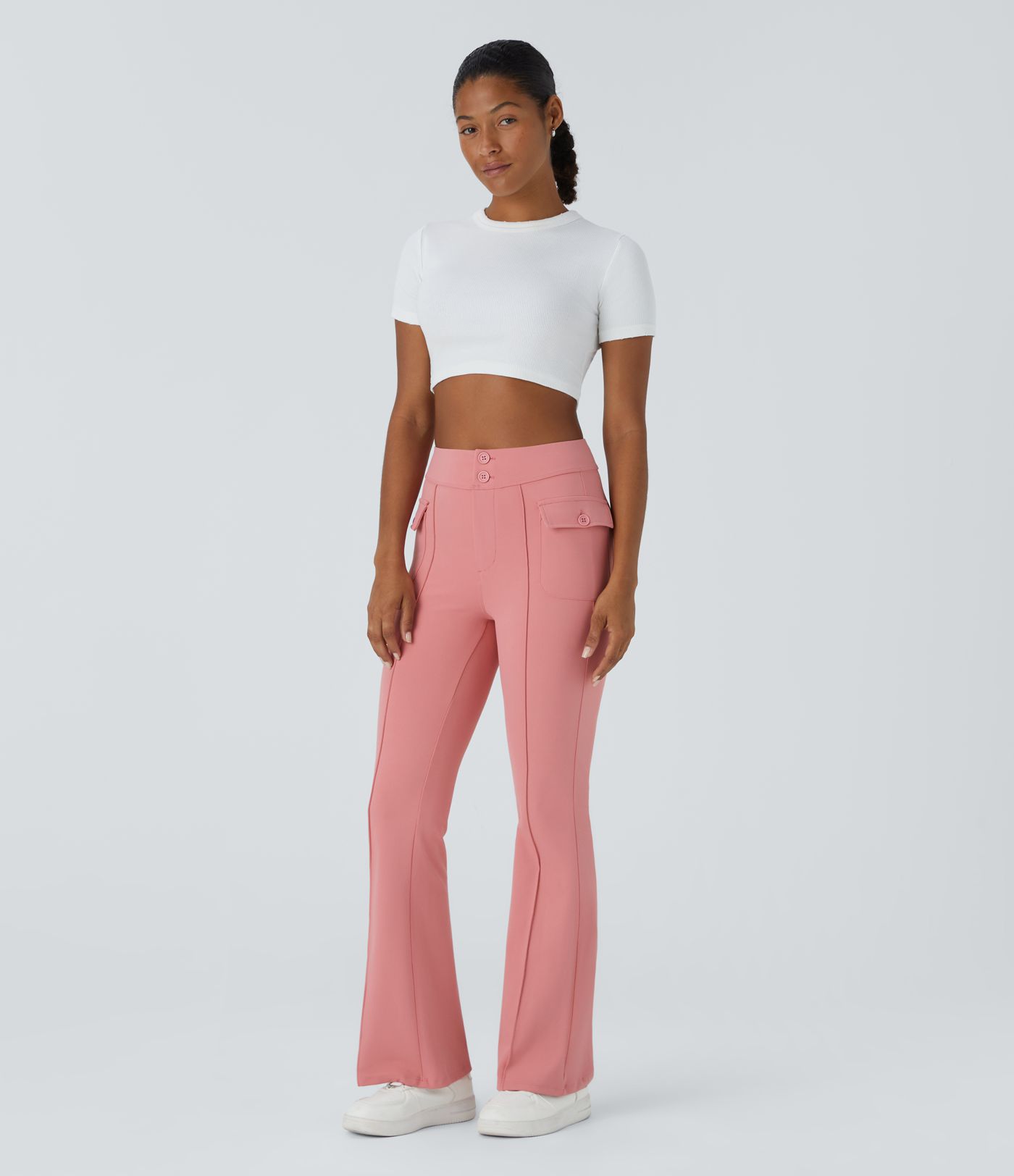 Pantalón cargo acampanado bolsillo solapa lateral botón tiro alto