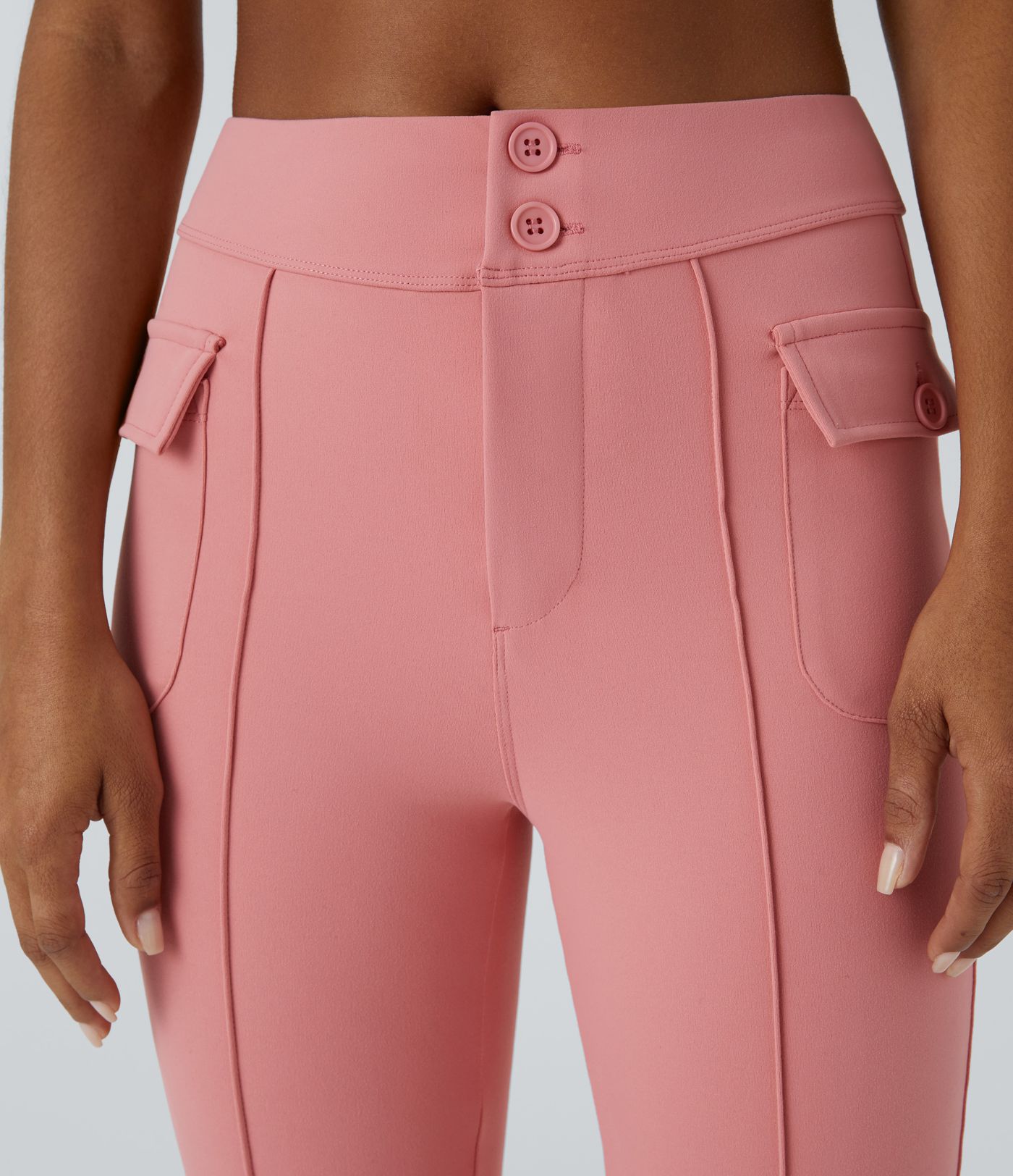 Pantalón cargo acampanado bolsillo solapa lateral botón tiro alto