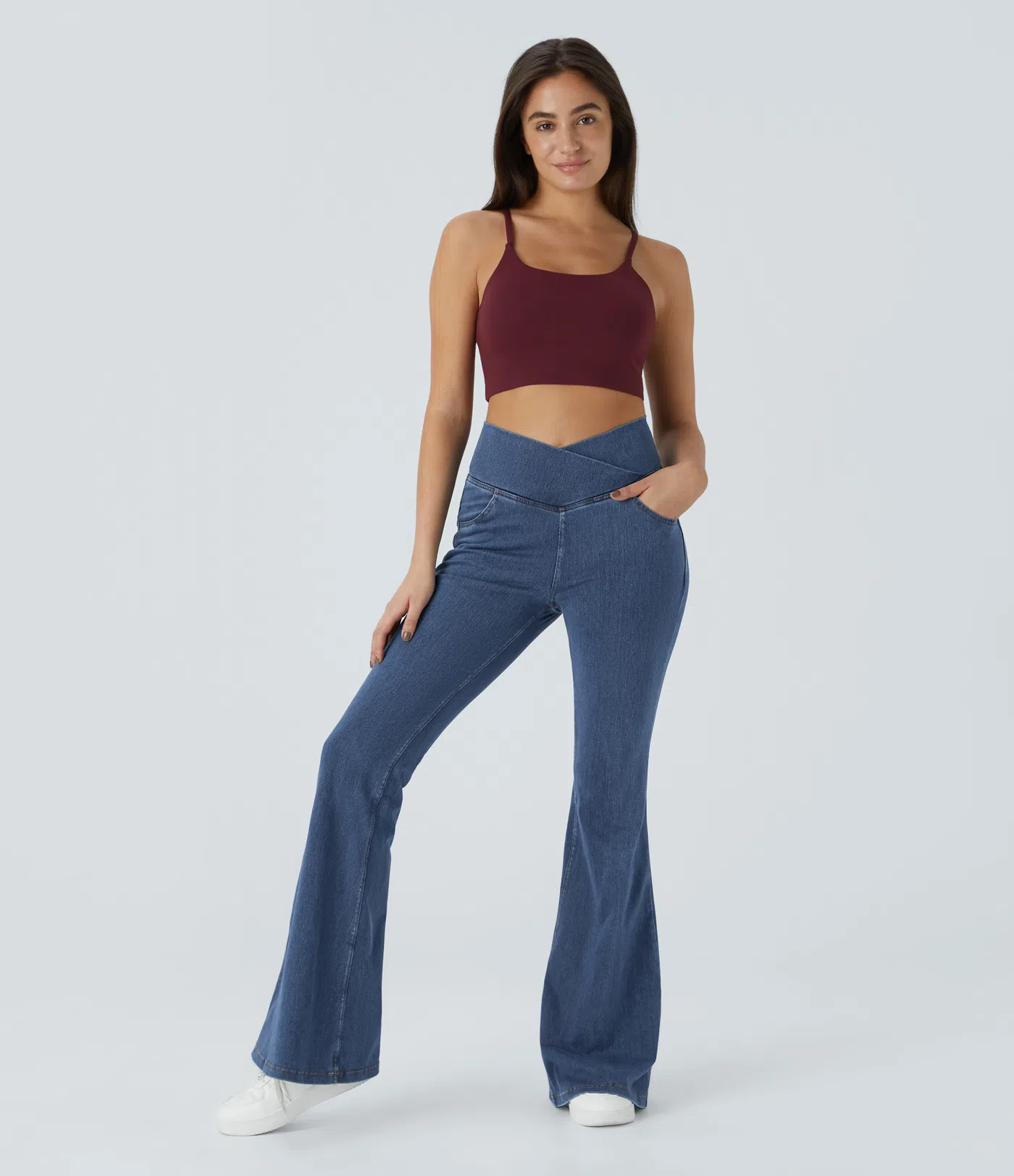 Halara Flex™ gewaschene, lässige Crossover-Flare-Jeans aus elastischem Strick-Denim mit Seitentaschen