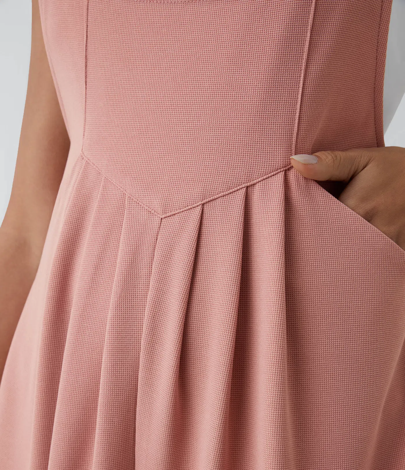 Kurze Latzhose mit verstellbarem Riemen und Knöpfen, kurzer Jumpsuit mit mehreren Taschen und Waffelmuster