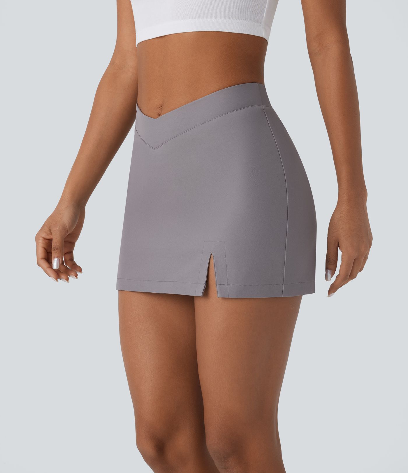 Mini-jupe décontractée en twill déperlante à taille basse avec ceinture en V, fermeture invisible et poche au dos