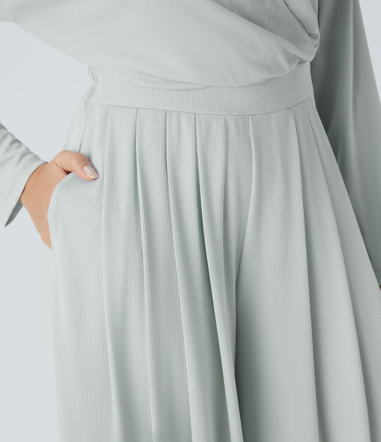 Mono cuello V manga larga bolsillo lateral plisado pierna ancha