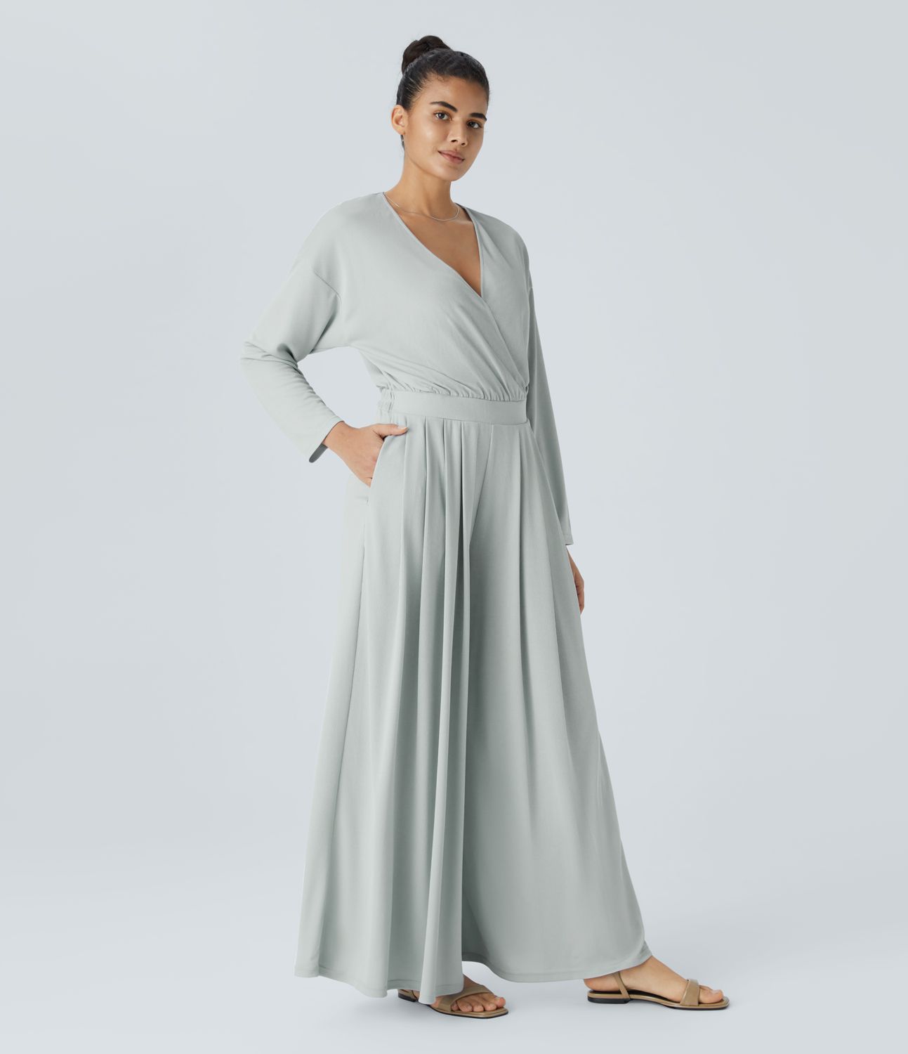 Mono cuello V manga larga bolsillo lateral plisado pierna ancha