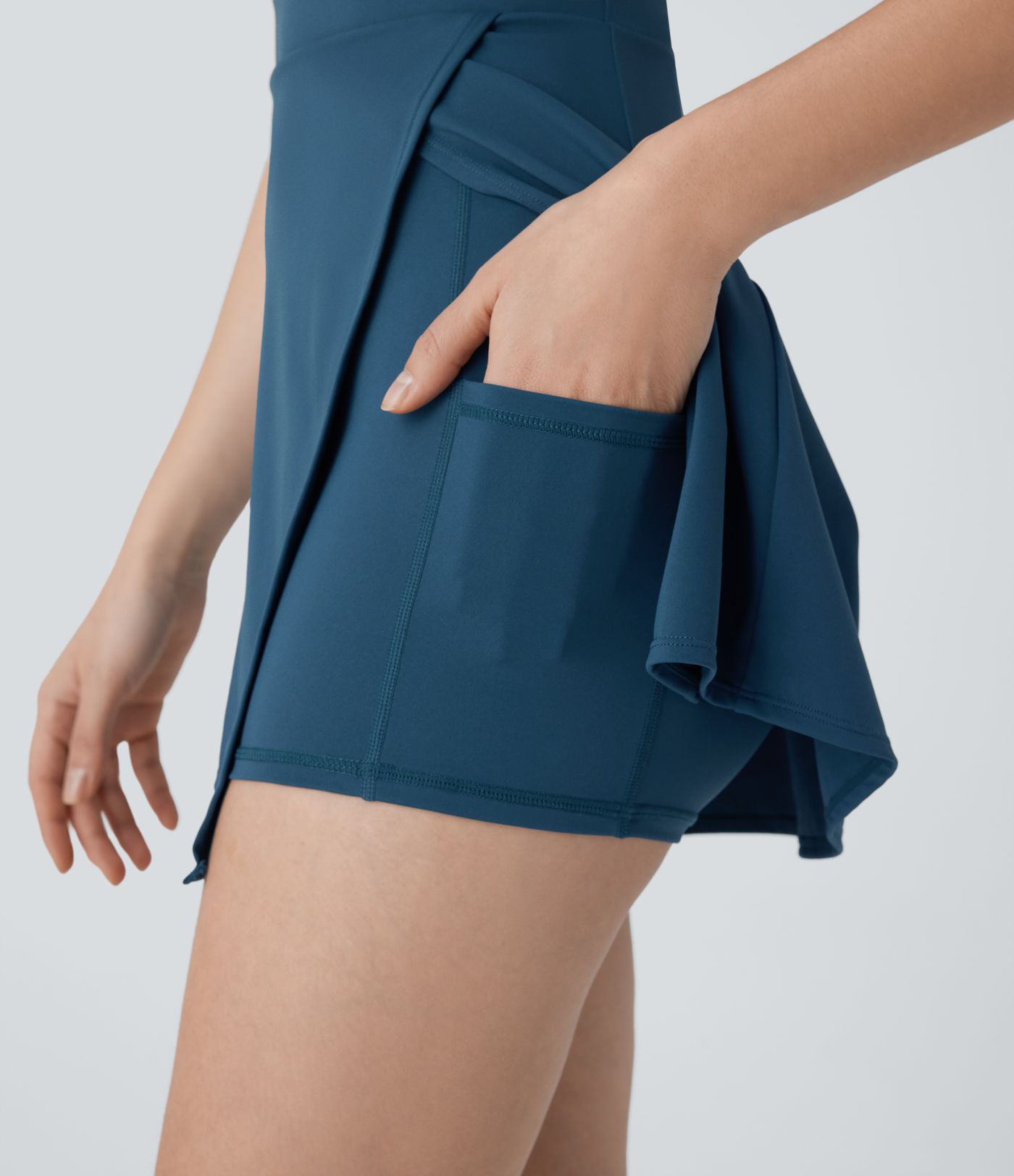 Softlyzero™ Airy - Rückenfreies, verdrehtes 2-in-1 Pickleball-Minikleid mit Seitentaschen, Cool-Touch und Schlitz