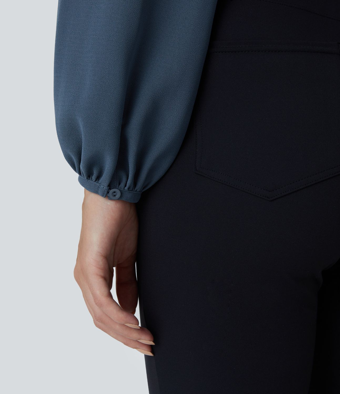 Plissierte Arbeitsbluse mit Rundhalsausschnitt, langen Ärmeln und Rüschen