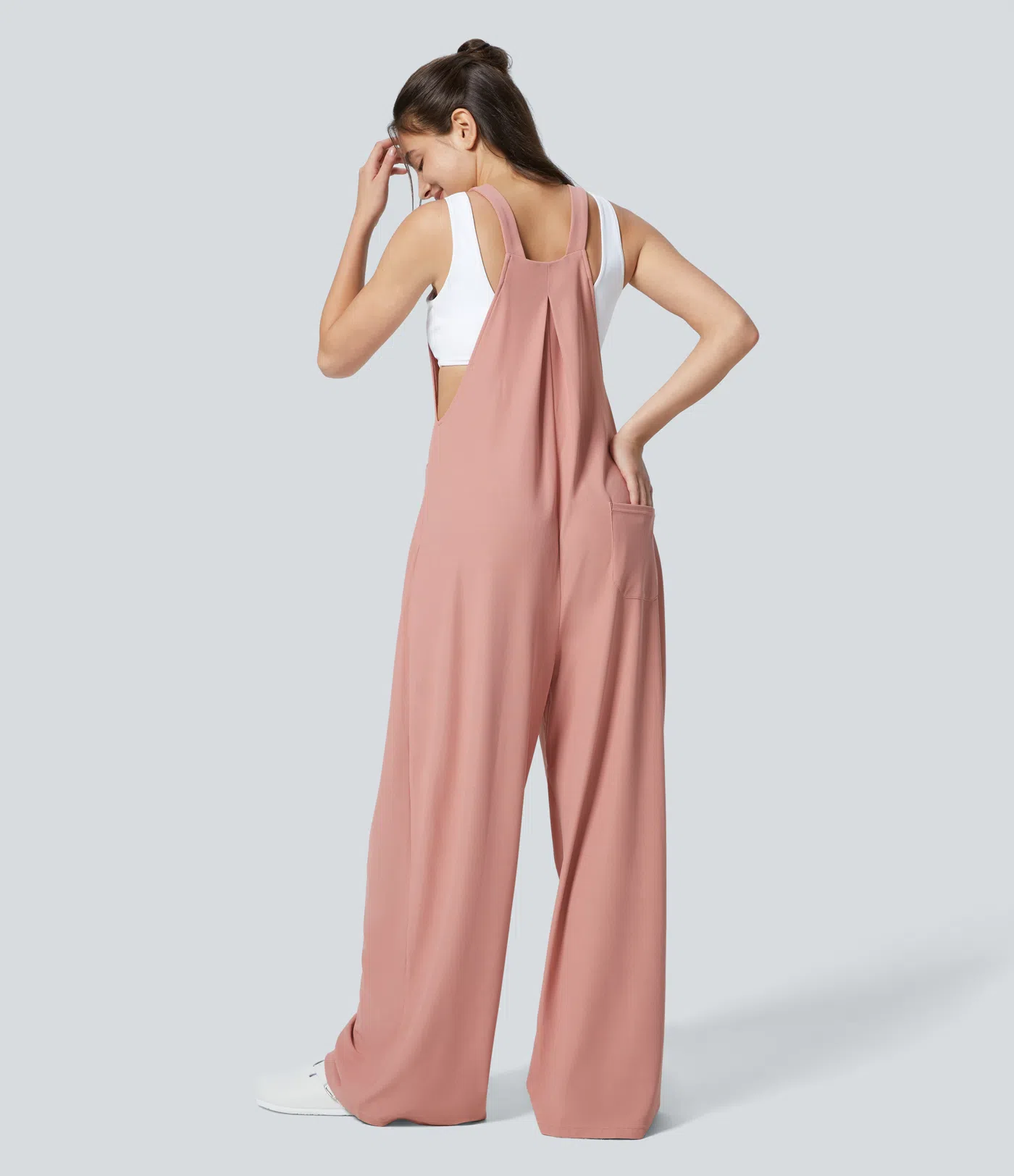 Latzhosen mit verstellbaren Knöpfen an den Schulterträgern und mehrere Taschen Latzhosen mit verstellbaren Knöpfen an den Schulterträgern und mehrere Taschen