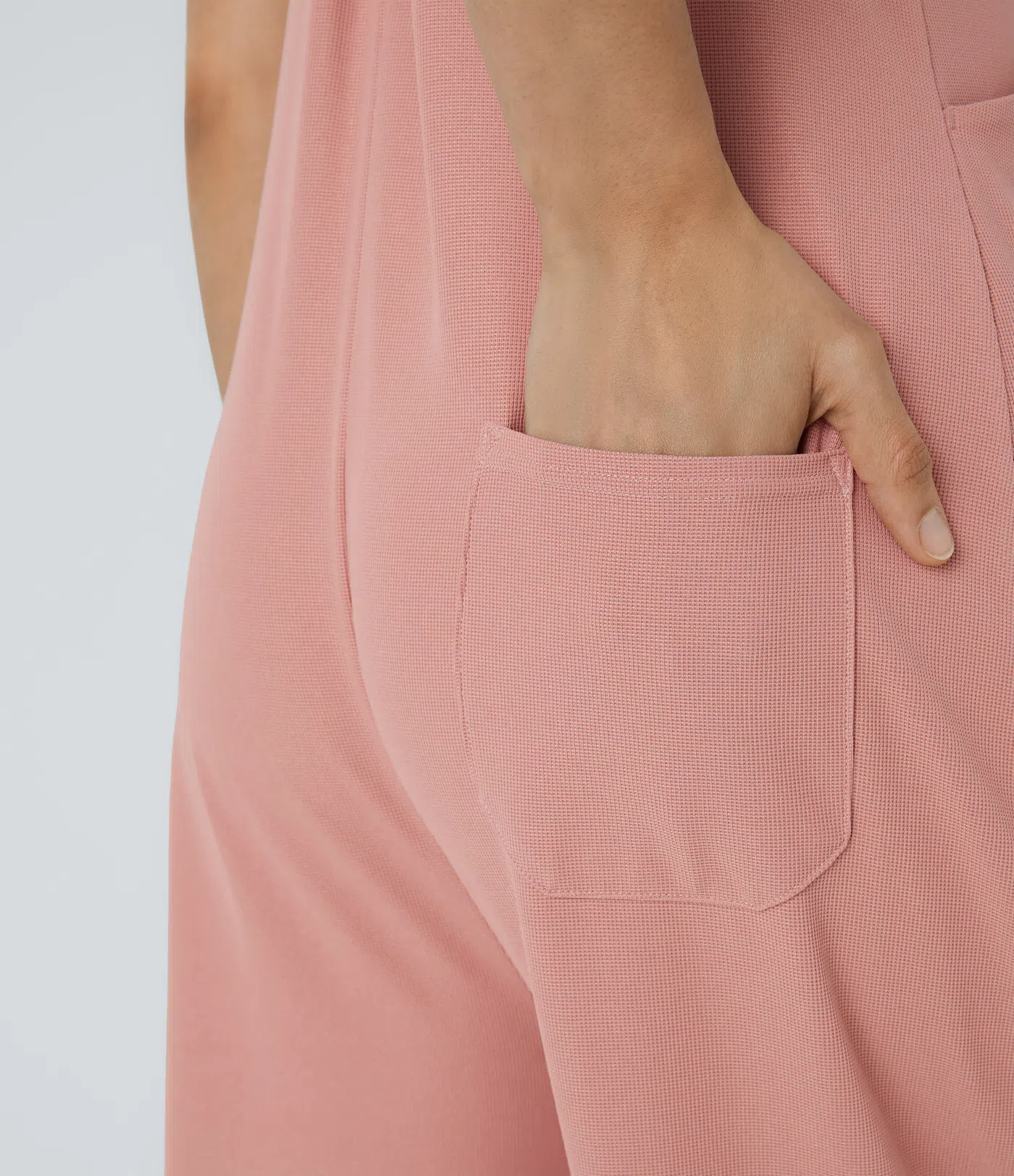 Latzhosen mit verstellbaren Knöpfen an den Schulterträgern und mehrere Taschen Latzhosen mit verstellbaren Knöpfen an den Schulterträgern und mehrere Taschen