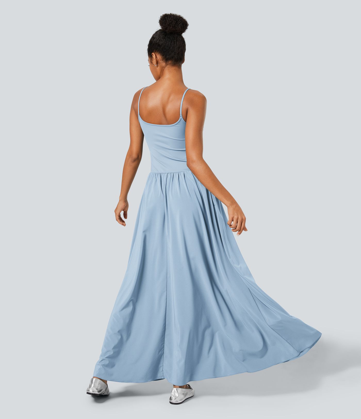 Rückenfreies, plissiertes, ausgestelltes Maxi-Flowy-Trägerkleid mit Seitentaschen