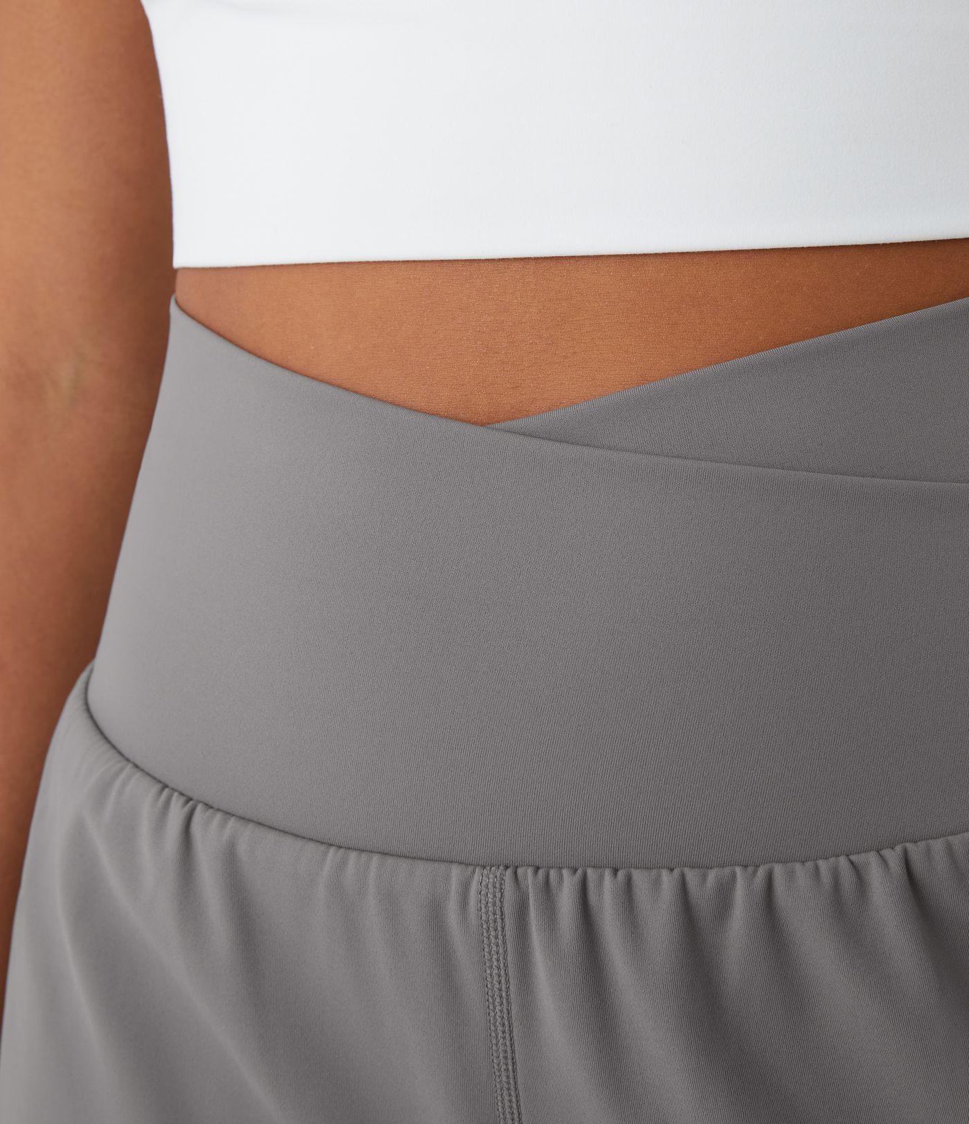 Shorts casuales 2 en 1 con bolsillo lateral cruzado de talle alto