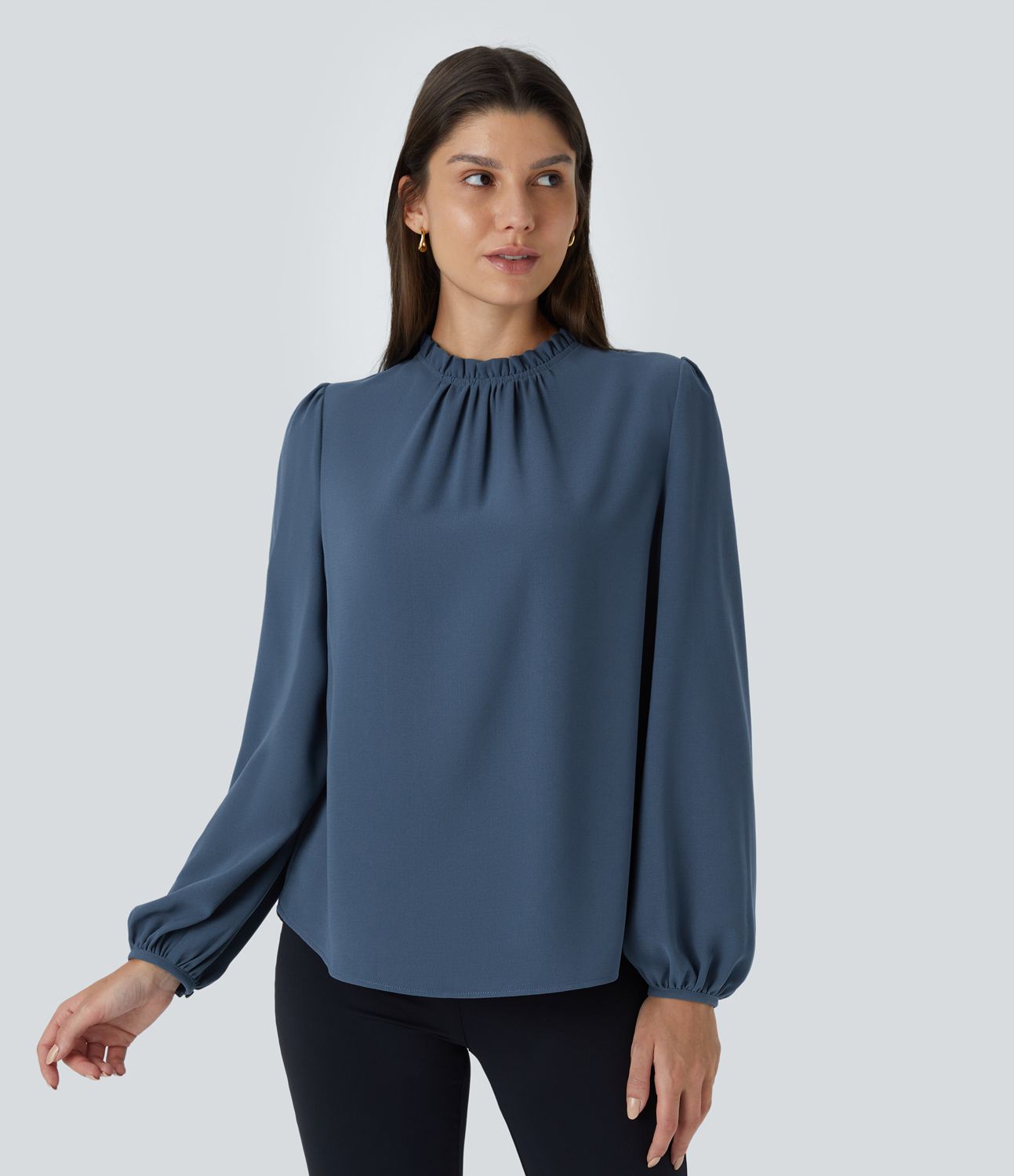 Plissierte Arbeitsbluse mit Rundhalsausschnitt, langen Ärmeln und Rüschen