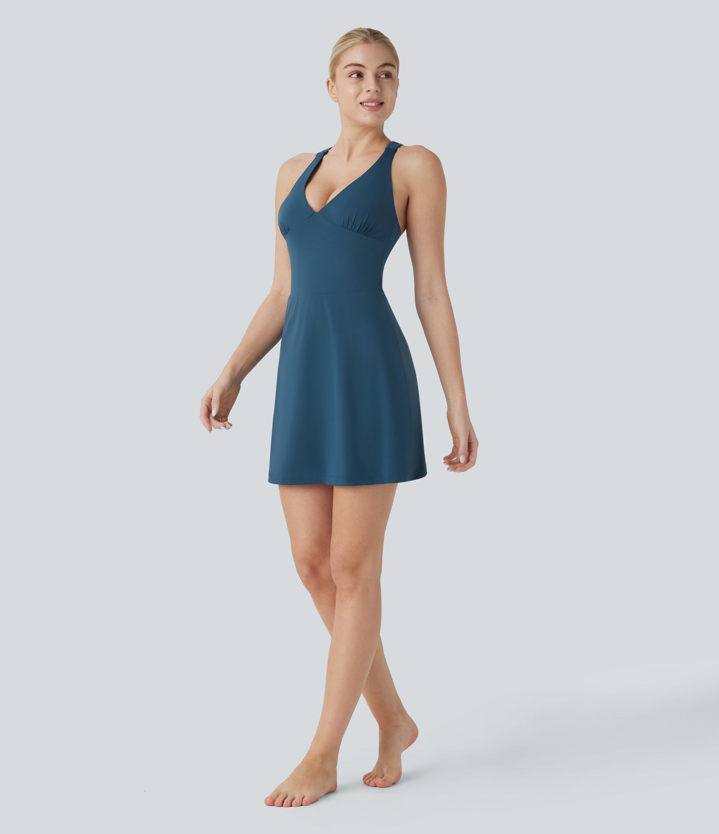 Softlyzero™ Airy - Rückenfreies 2-in-1 Minikleid mit tiefem V-Ausschnitt, überkreuzten Trägern, Seitentaschen und Cool-Touch