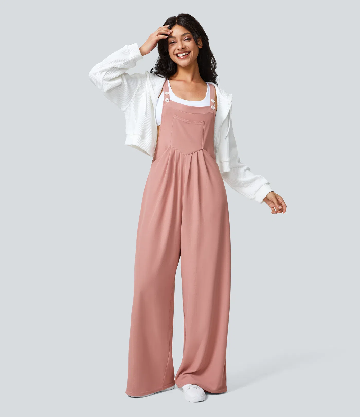 Latzhosen mit verstellbaren Knöpfen an den Schulterträgern und mehrere Taschen Latzhosen mit verstellbaren Knöpfen an den Schulterträgern und mehrere Taschen