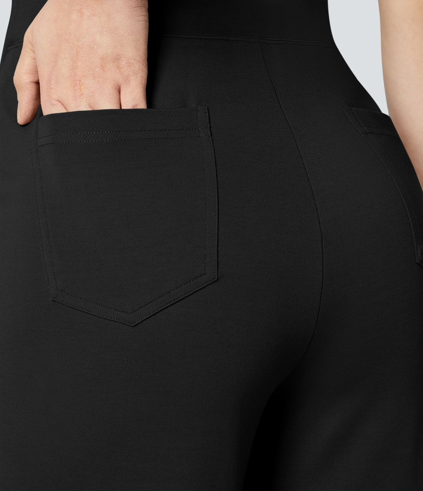 Stoffhose mit hohem Bund und Knopftasche und weitem Bein