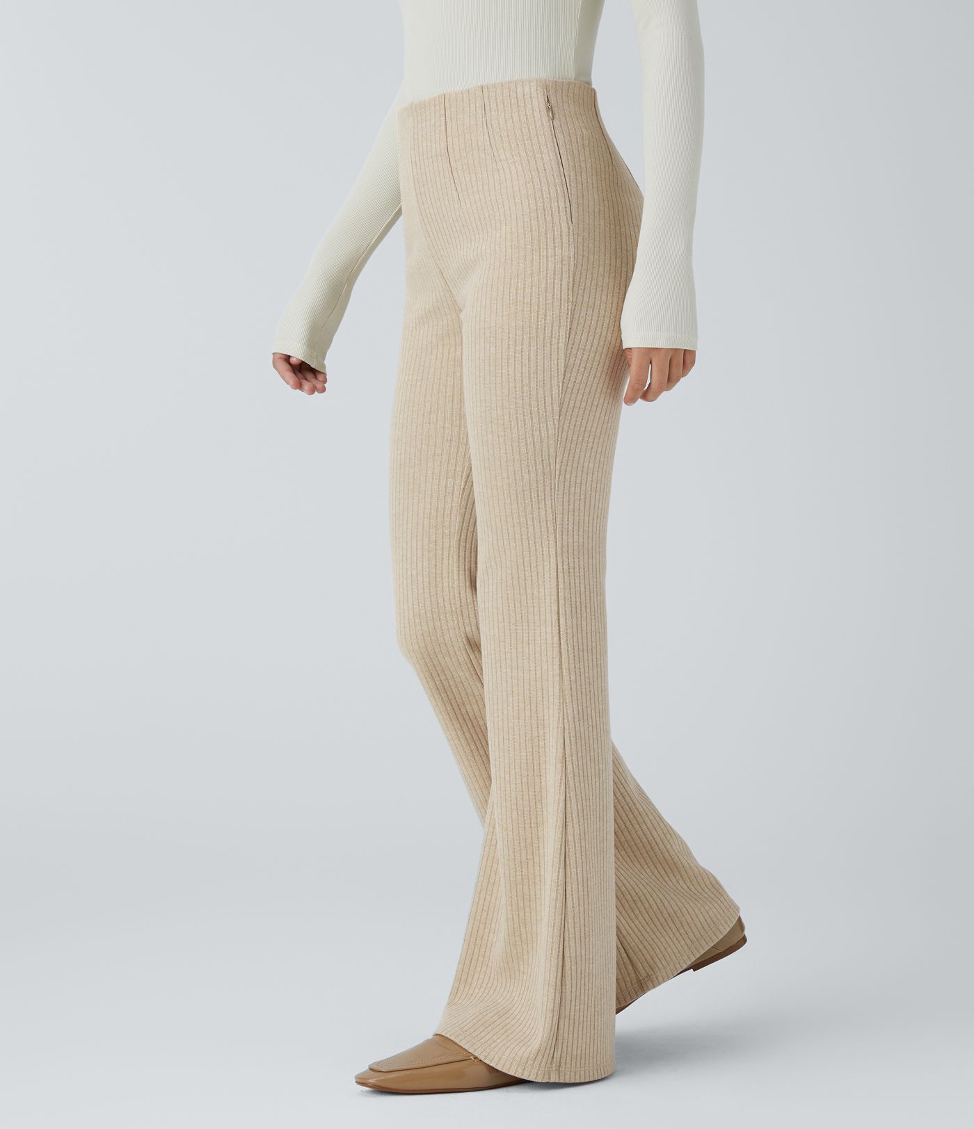 Pantalón acampanado tiro alto cremallera lateral acanalado