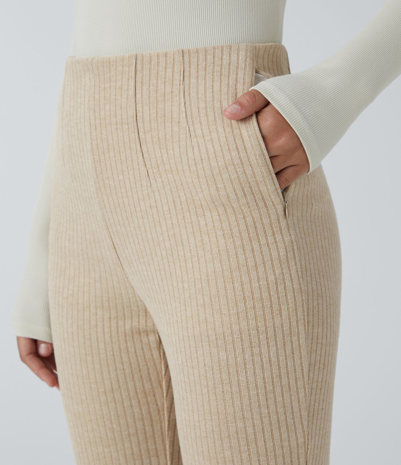 Pantalón acampanado tiro alto cremallera lateral acanalado