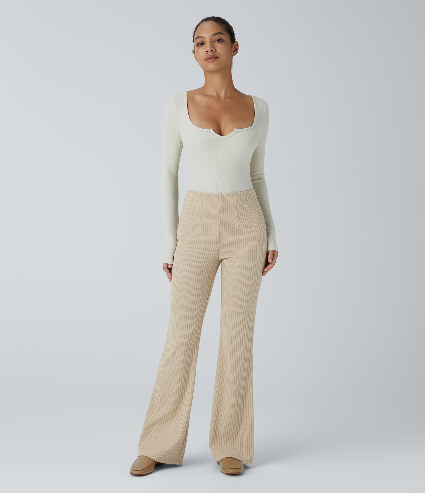 Pantalón acampanado tiro alto cremallera lateral acanalado