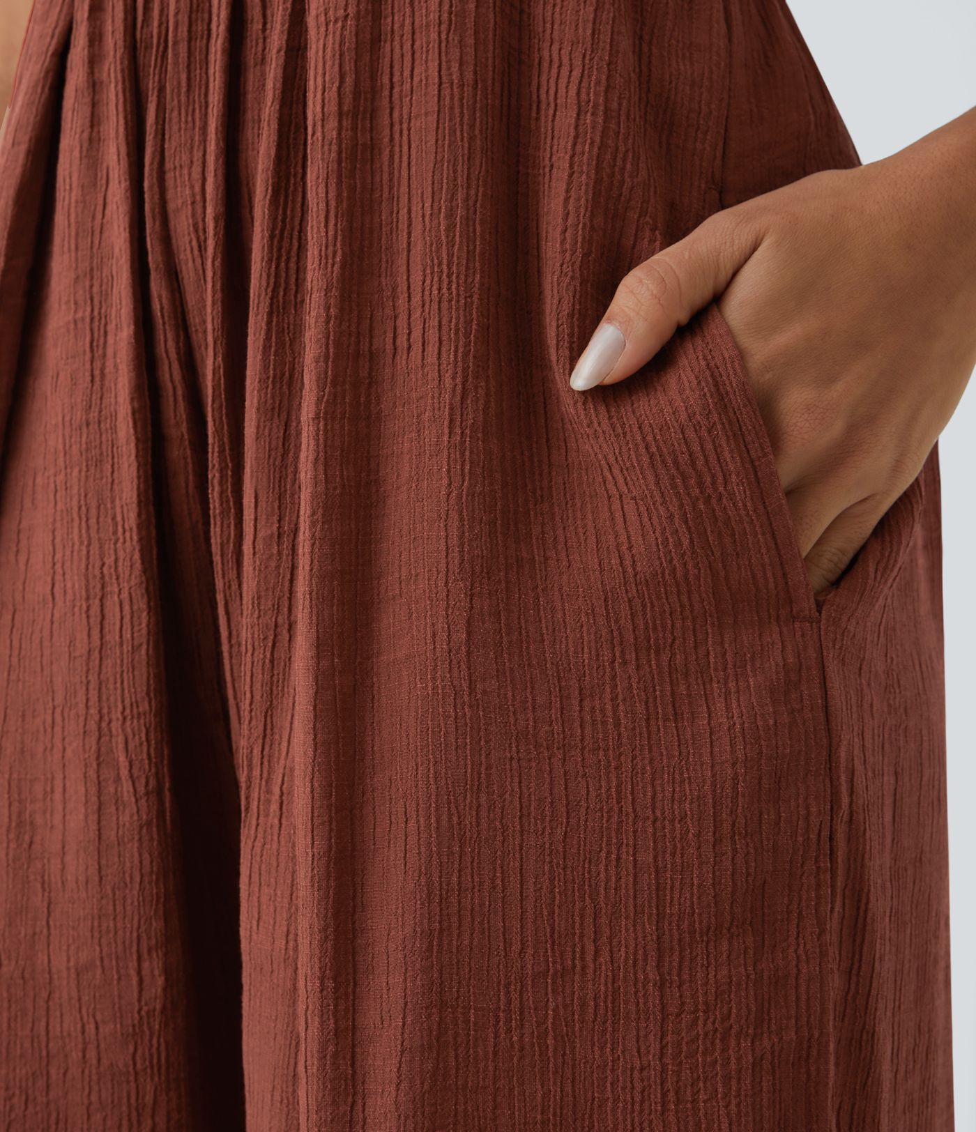 Mono plisado con tirantes finos de espalda descubierta con bolsillo lateral y botones