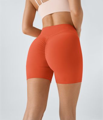 Softlyzero™ Plush Hoch taillierte Crossover-Yoga-Shorts mit Scrunch Softlyzero™ Plush Hoch taillierte Crossover-Yoga-Shorts mit Scrunch