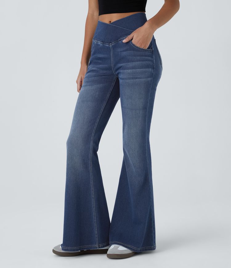 Jeans Halara Flex™ Denim acampanados elásticos de tiro alto cruzado descoloridos con bolsillos