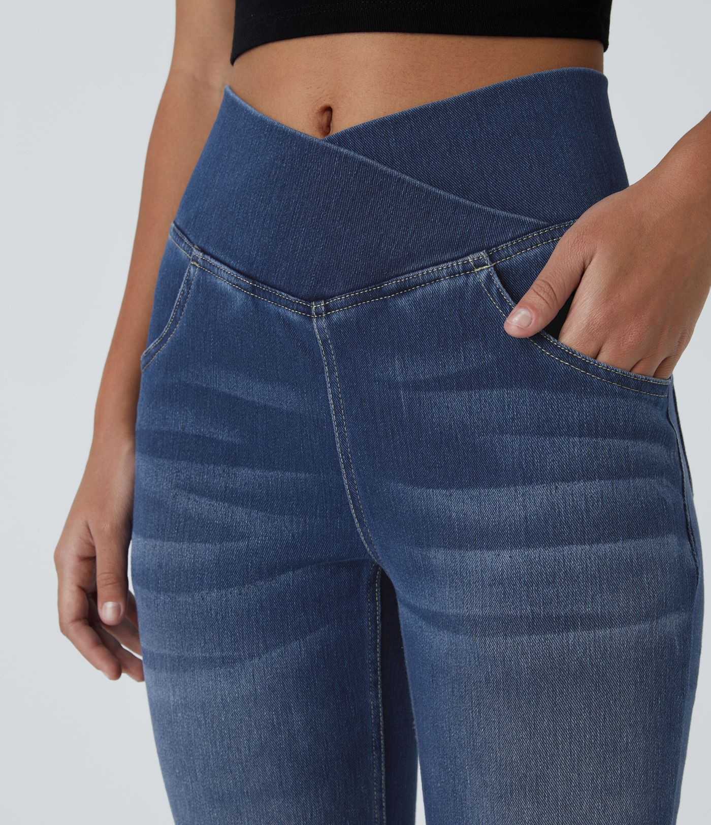 Jeans Halara Flex™ Denim acampanados elásticos de tiro alto cruzado descoloridos con bolsillos