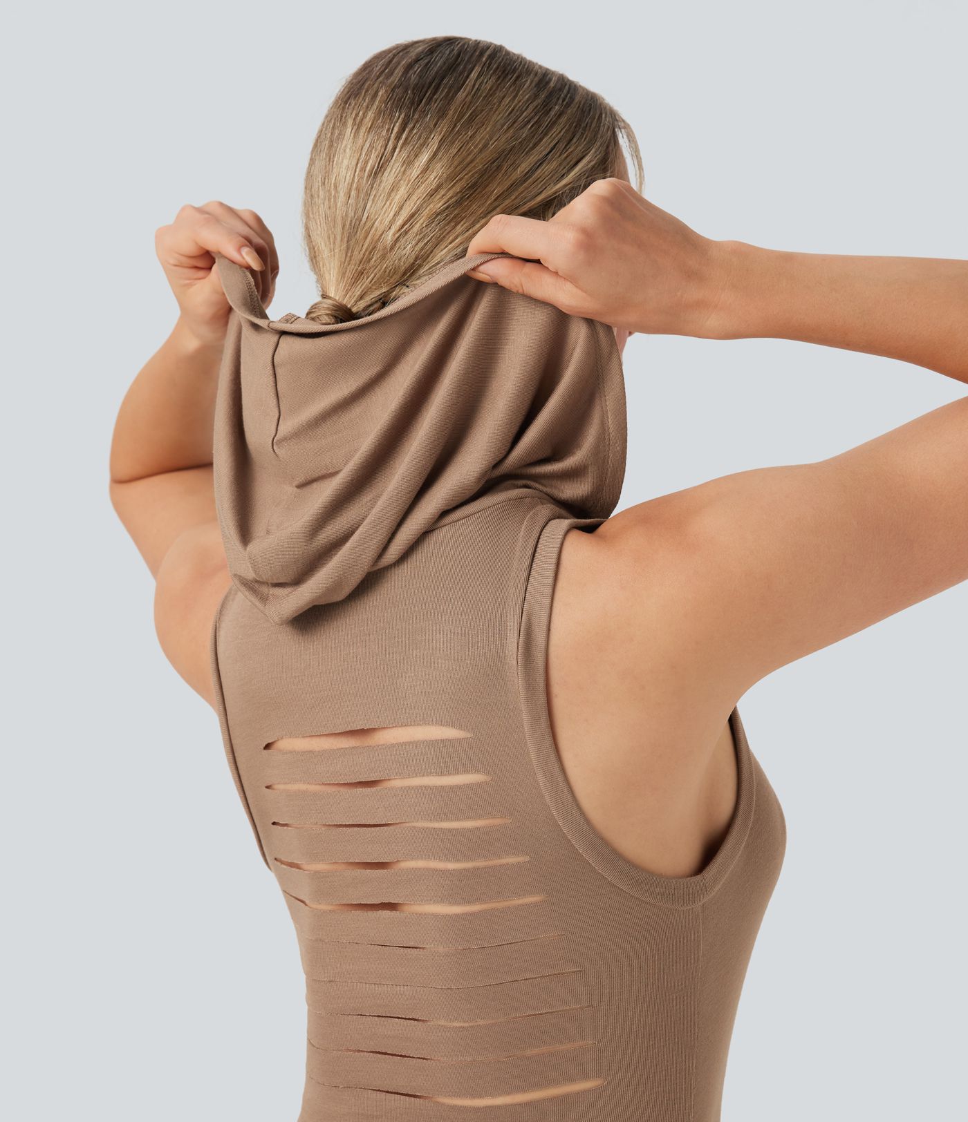 Vestido mini entallado casual con capucha, sin mangas, con aberturas y cordón - longitud ajustable