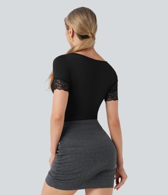 Bodysuit mit U-Boot-Ausschnitt, kurzen Ärmeln und kontrastierender Spitze