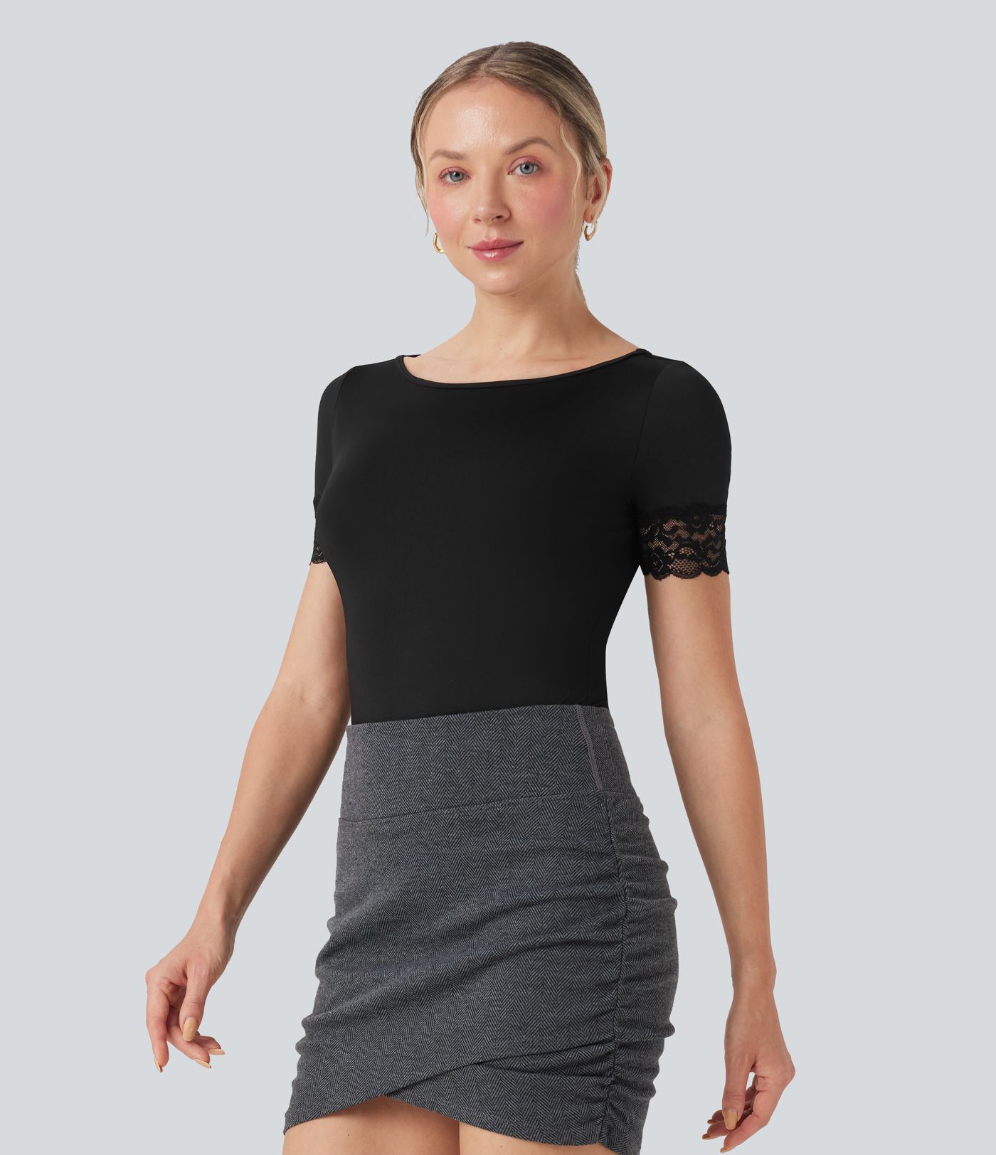 Bodysuit mit U-Boot-Ausschnitt, kurzen Ärmeln und kontrastierender Spitze
