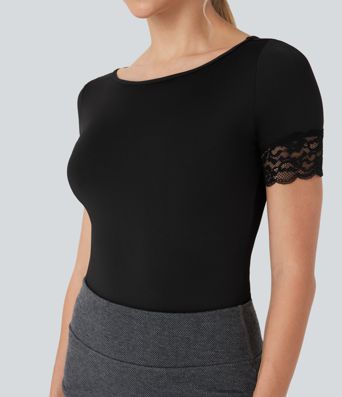 Bodysuit mit U-Boot-Ausschnitt, kurzen Ärmeln und kontrastierender Spitze
