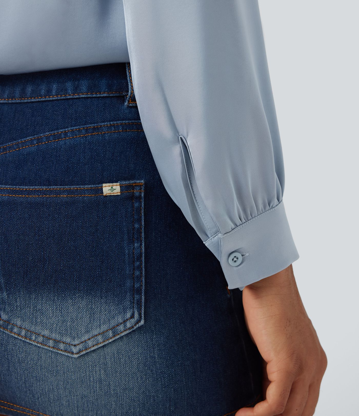 Lässiges Satinhemd mit V-Ausschnitt, langen Ärmeln und Rüschenbesatz