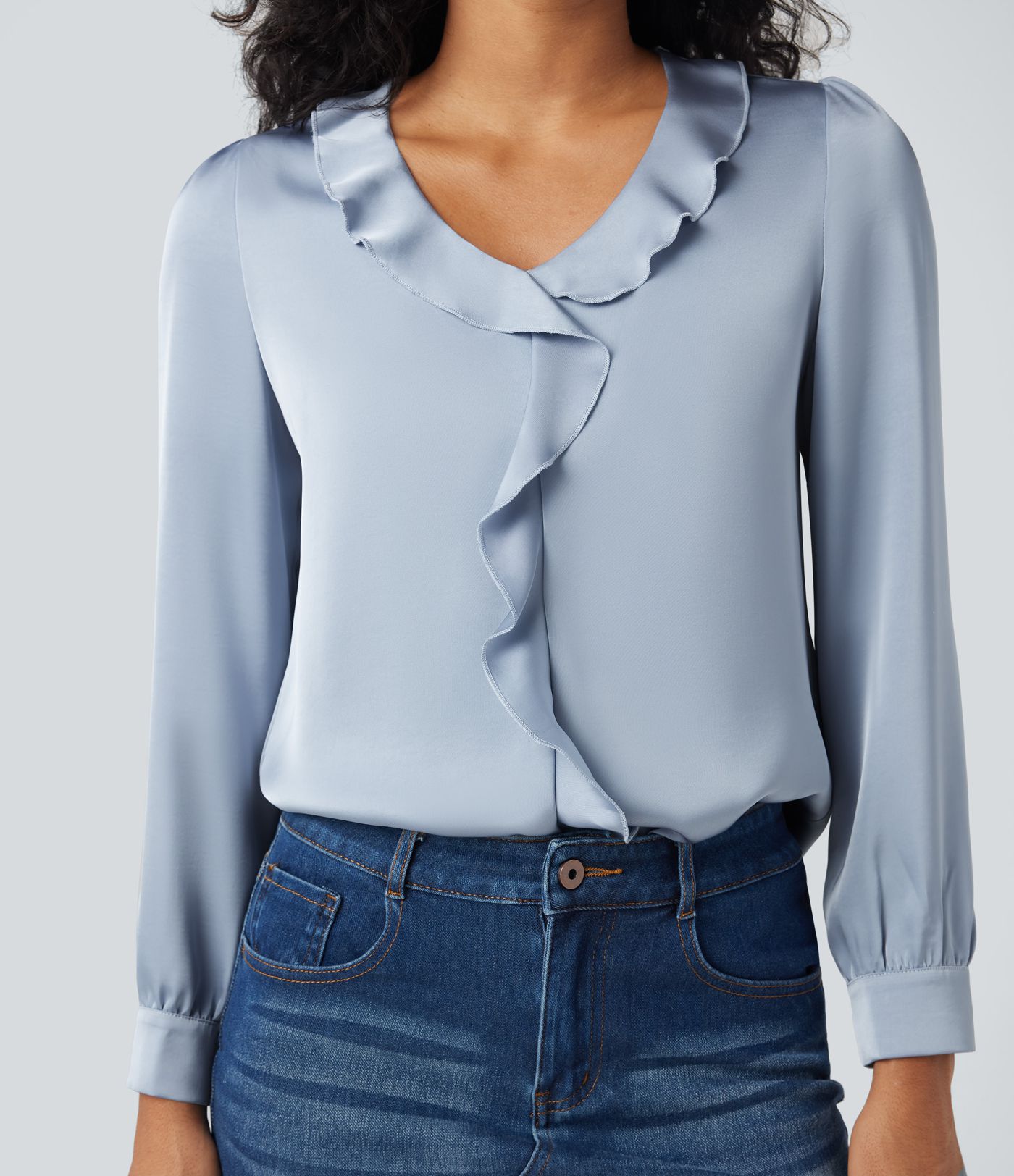 Lässiges Satinhemd mit V-Ausschnitt, langen Ärmeln und Rüschenbesatz